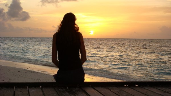 Девушка в венке сзади