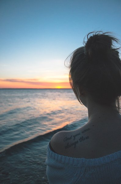 Брюнетка со спины с длинными волосами на море