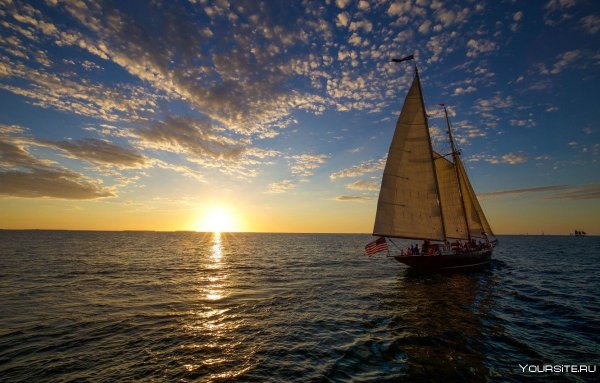 Яхта в море на закате