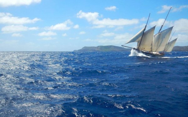 Корабль в море