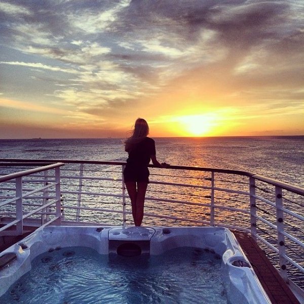 Девушка уехала сама на море