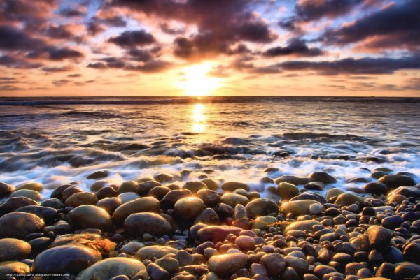 Море камни закат