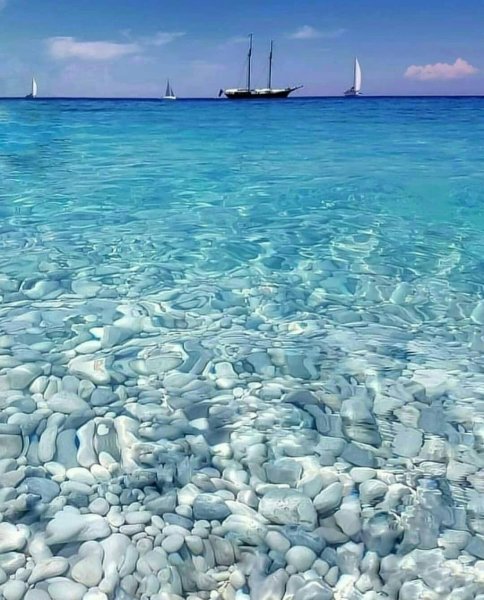 Голубая прозрачная вода