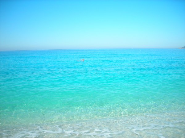 Голубое море