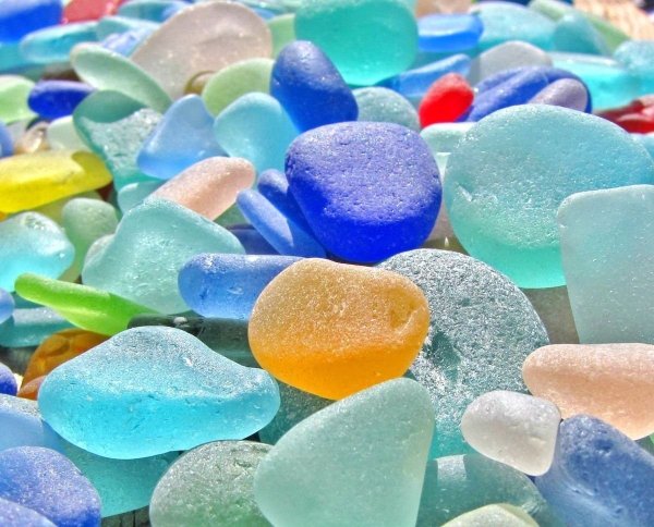 Камни разноцветные морские