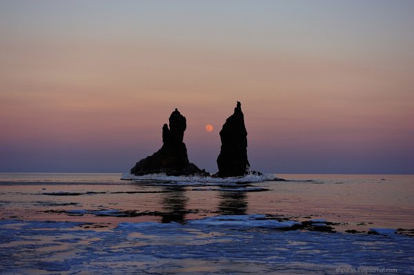 Скалы два брата Приморский край