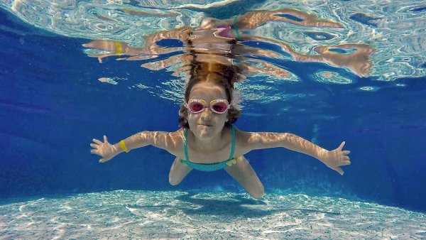 Плавание в бассейне