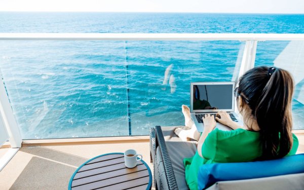 Девушка с ноутбуком на берегу моря