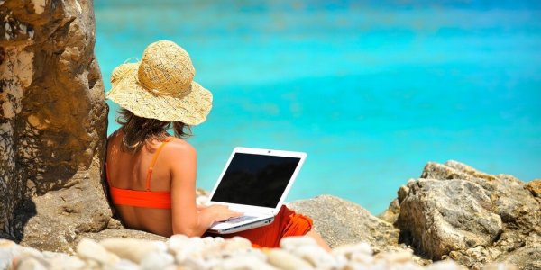 С ноутбуком на пляже