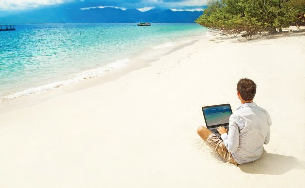 С ноутбуком на море
