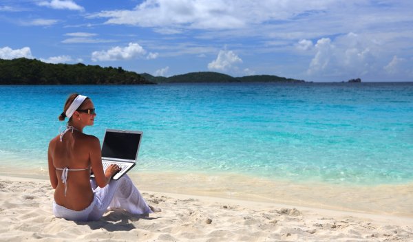 Человек с ноутбуком на море