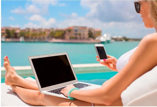 Бизнесмен на пляже с ноутбуком