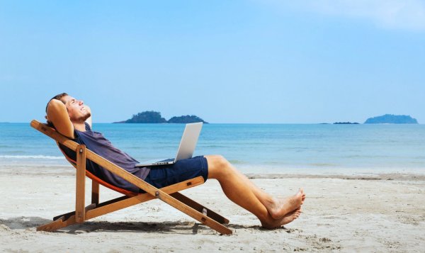 Девушка мечтает о море