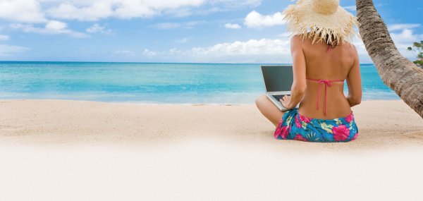 Девушка в шляпе на море