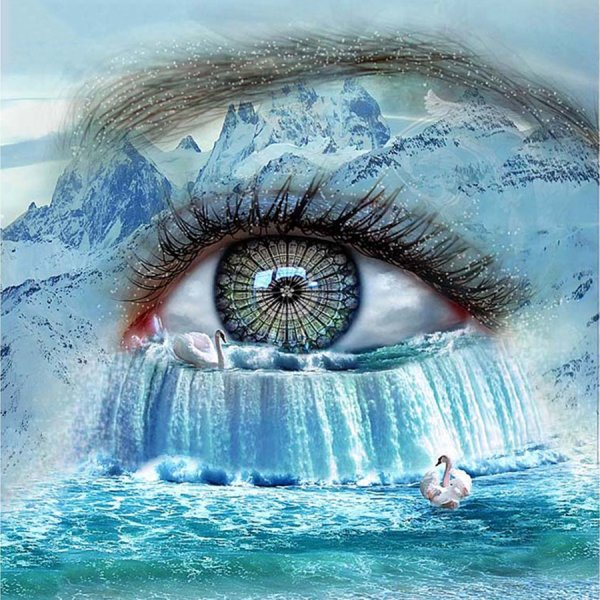 Глаза на фоне моря