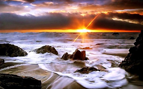 Женские глаза на фоне моря