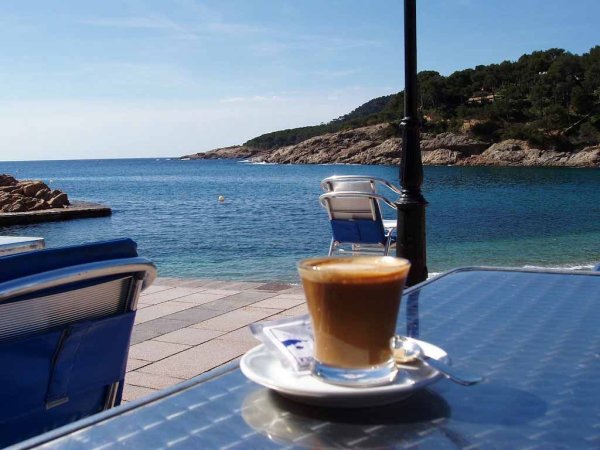 Кофе на террасе с видом на море