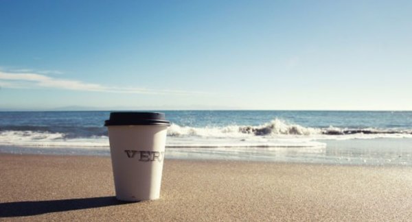 Стаканчик кофе на море