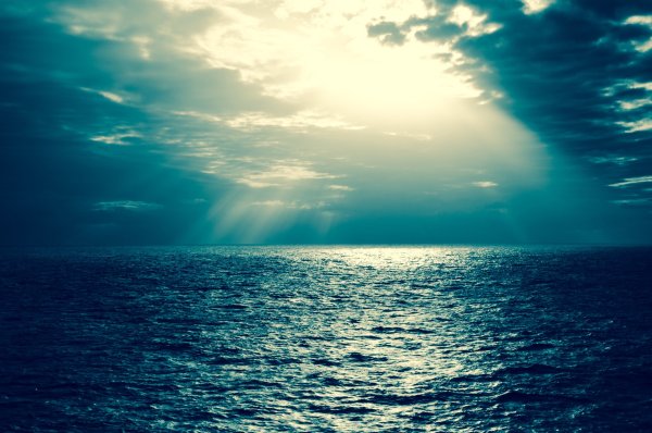 Серо голубое небо море