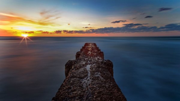 Скала на фоне заката