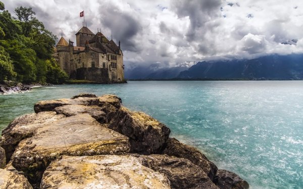Замок в Швейцарии на озере