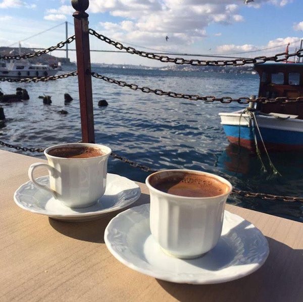 Чашка кофе с видом на море