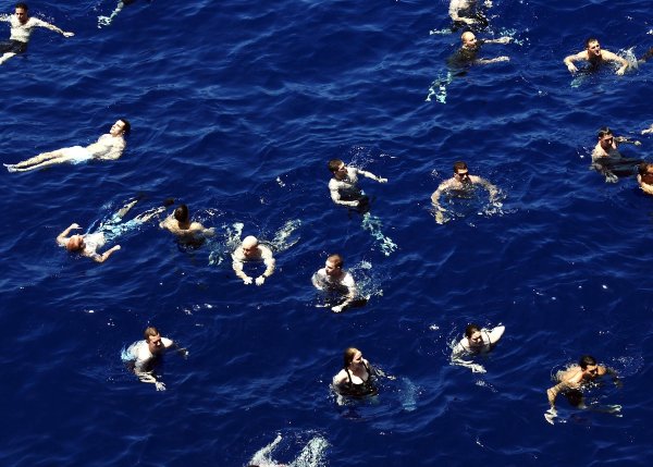 Люди плавают в море