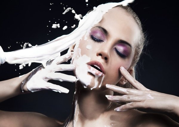 Забрызганное лицо девушки