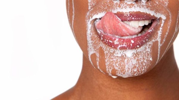 Облила подругу водой