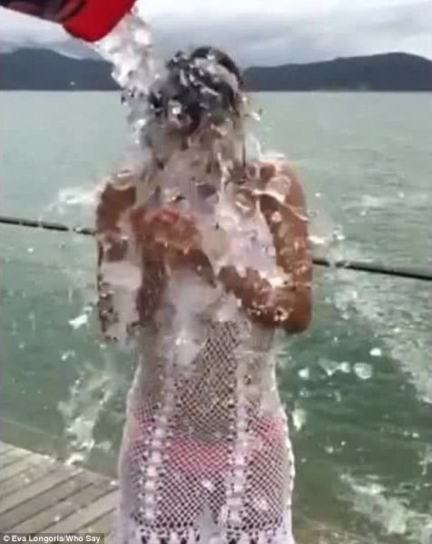 Девушка пьет из фонтанчика