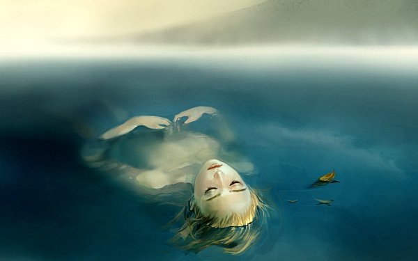 Девушка лежит в воде