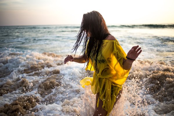 Красивая женщина на море