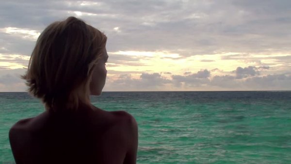 Девушка с каре на море