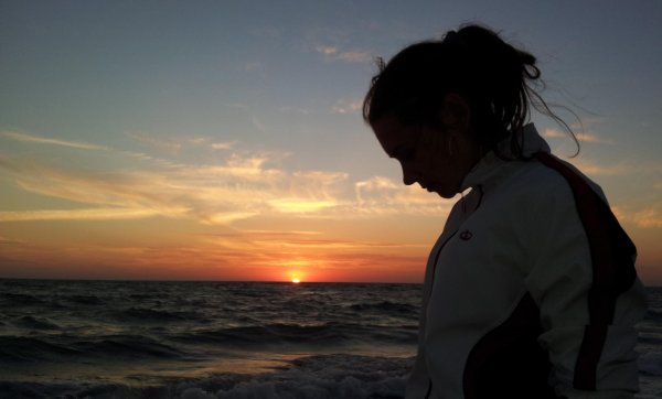 Девушка на фоне моря спиной