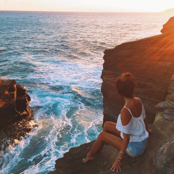 Брюнетка на море со спины