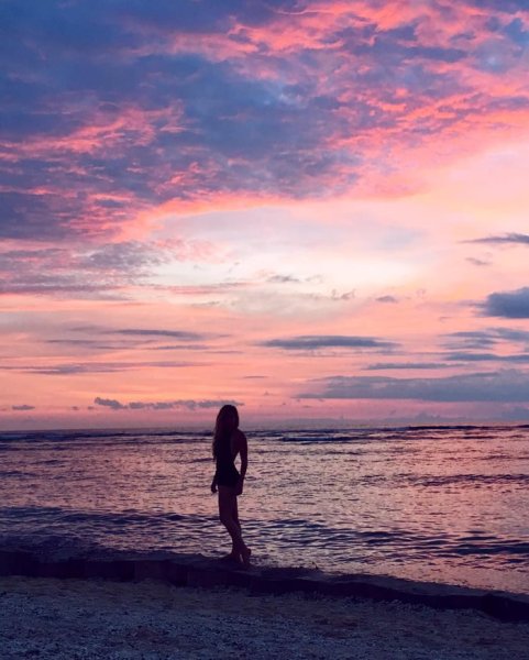 Шатенка на море