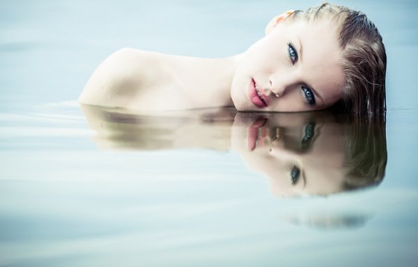 Девушка в воде