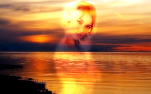 Женщина в шляпе на море