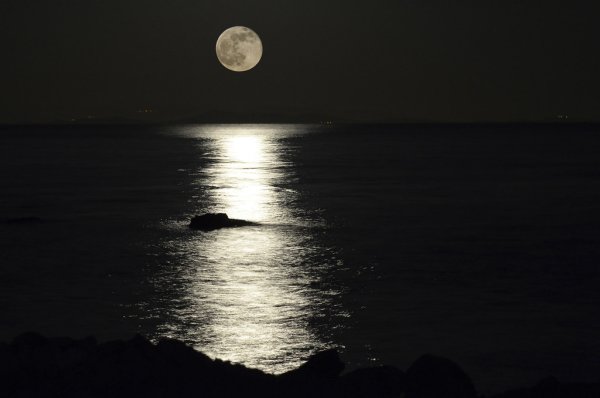 Лунная дорожка на озере Абрау