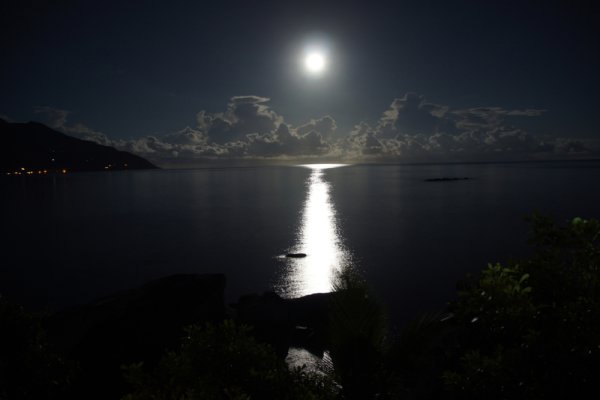 Луна и море