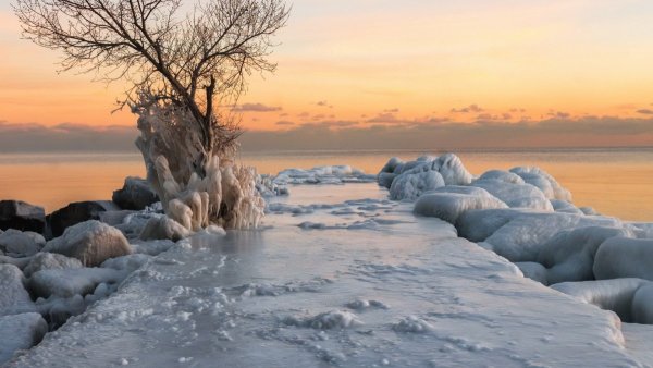 Заснеженное Чудское озеро