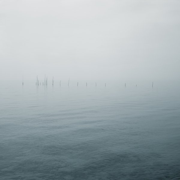 Темное море туман