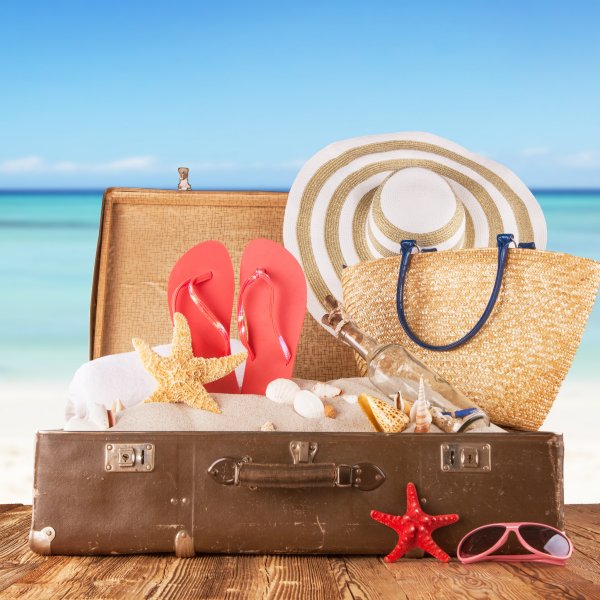 Чемодан на пляже