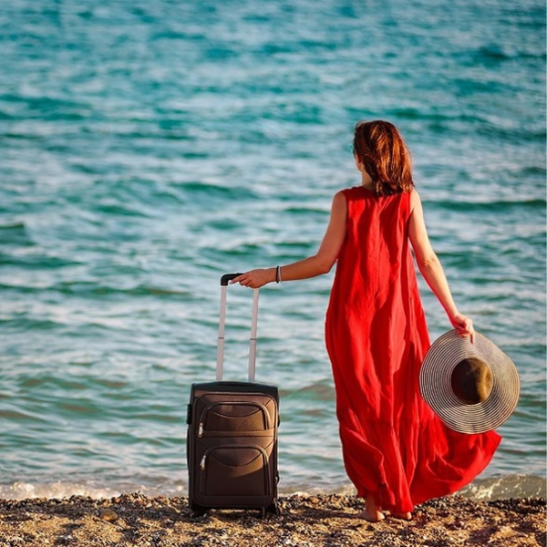 Старый чемодан с наклейками