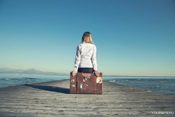 Чемодан на фоне моря