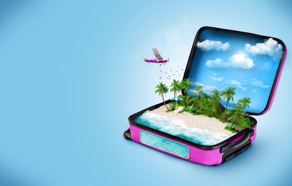 Чемодан на фоне моря