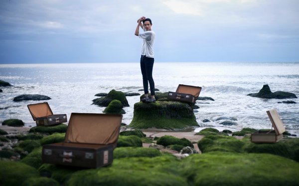 Чемодан с вещами на море