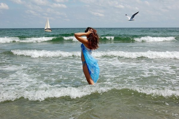 Девушка у моря грустит