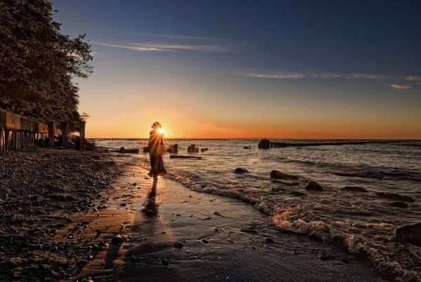 Девушка в Красном платье на море