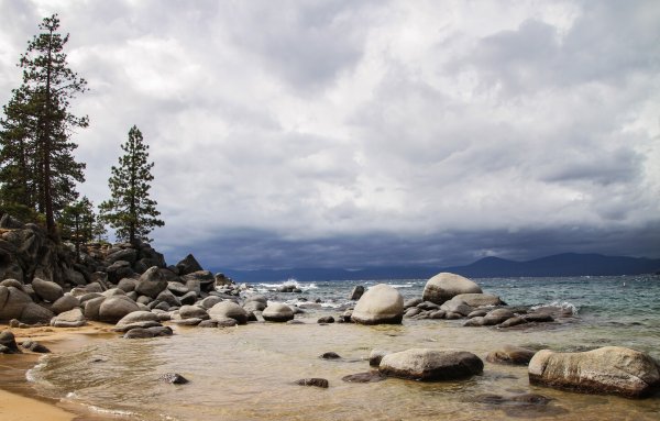 Берег Байкала камни
